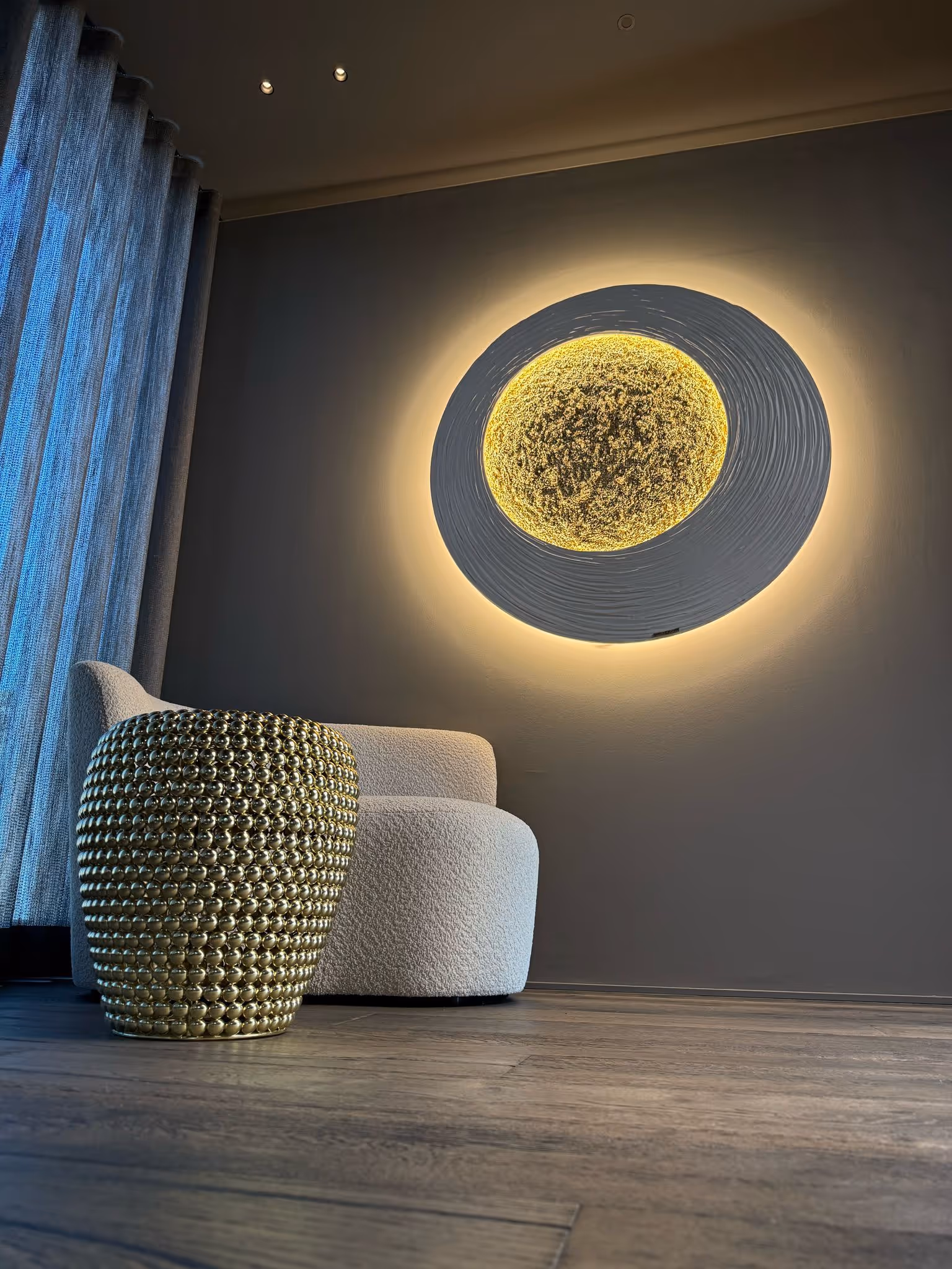 Megamond in Perlmuttweiß Relief mit Mond Gold Klassisch, Ø 120 cm, beleuchtet