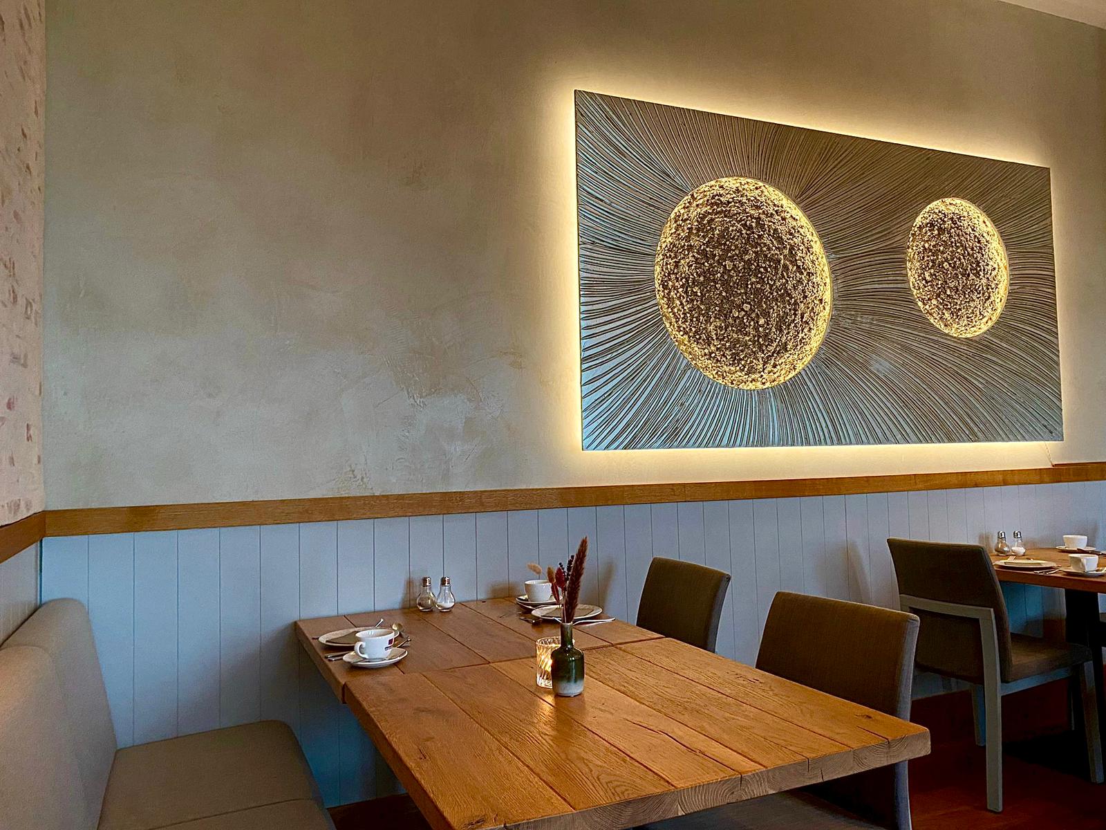 Planet in Champagner Strahlen mit Monden Bronze Klassisch, 180 x 120 cm, beleuchtet