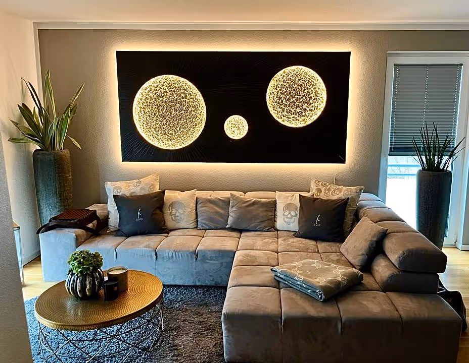 Megaplanet in Mattschwarz Strahlen mit Monden Gold Klassisch, 200 x 120 cm, beleuchtet
