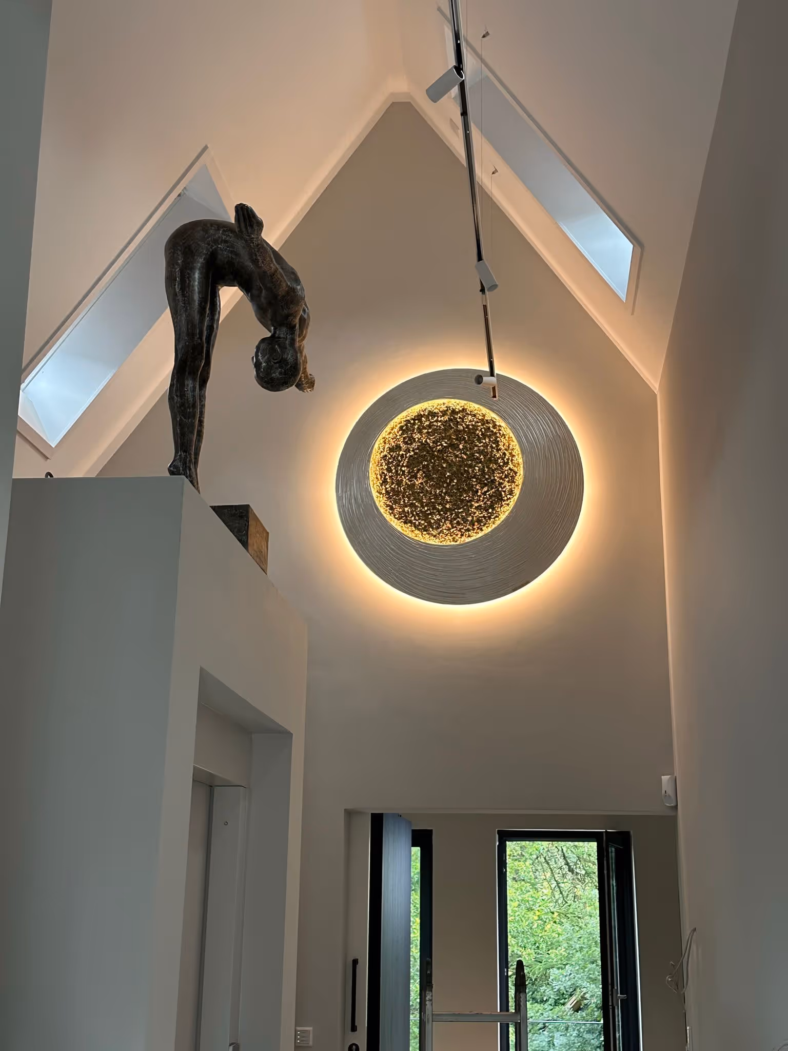 Megamond in Perlmuttweiß Relief mit Mond Gold Klassisch, rund, beleuchtet