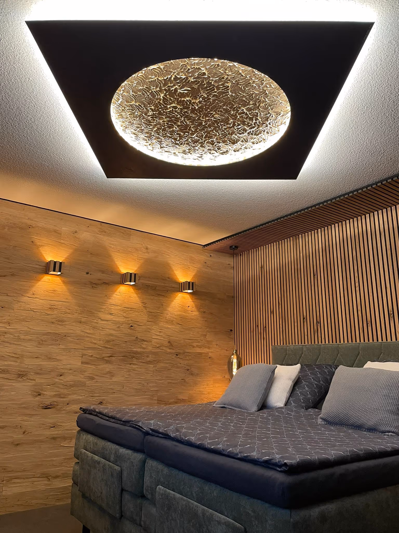 Sonnenmond in Mattschwarz Beton mit Mond Gold Deluxe, 120 x 120 cm, beleuchtet