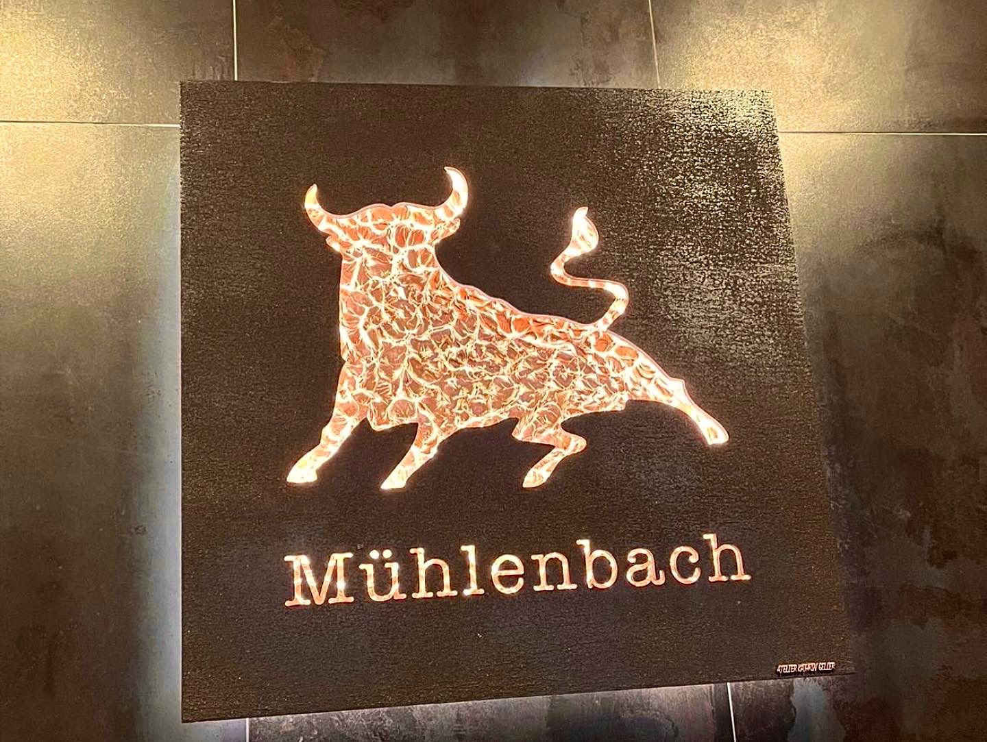 Logokunstwerk in Mattschwarz Diamanteffekt mit Logo Gold Deluxe, beleuchtet, Stier mit Schriftzug