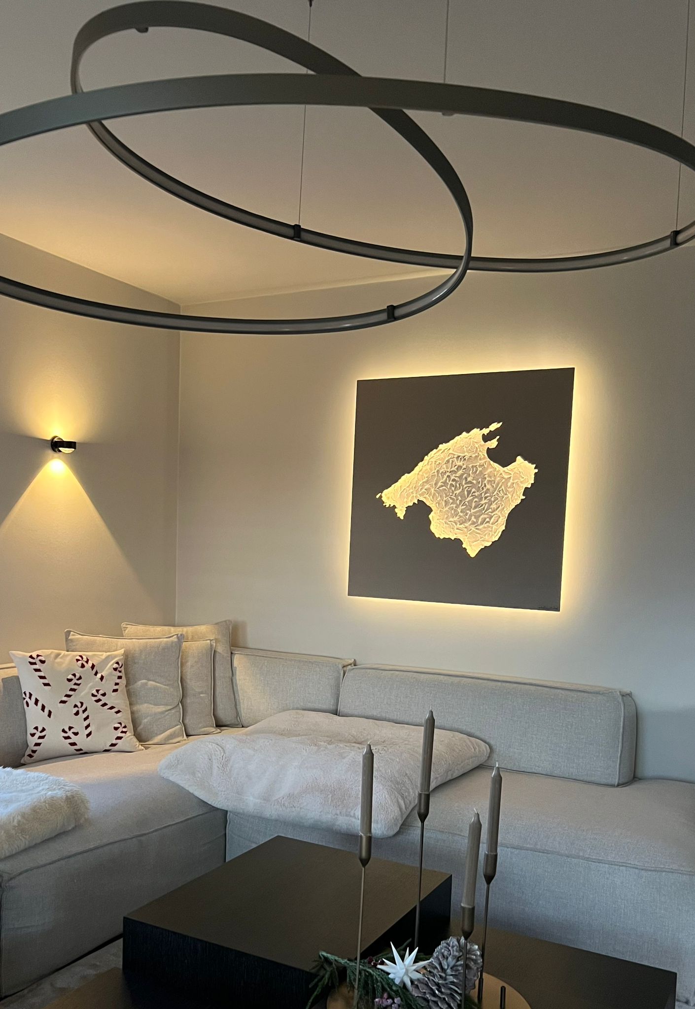 Motiv Mallorca in Steingrau mit Insel Perlmuttweiß Deluxe, 100 x 100 cm, beleuchtet