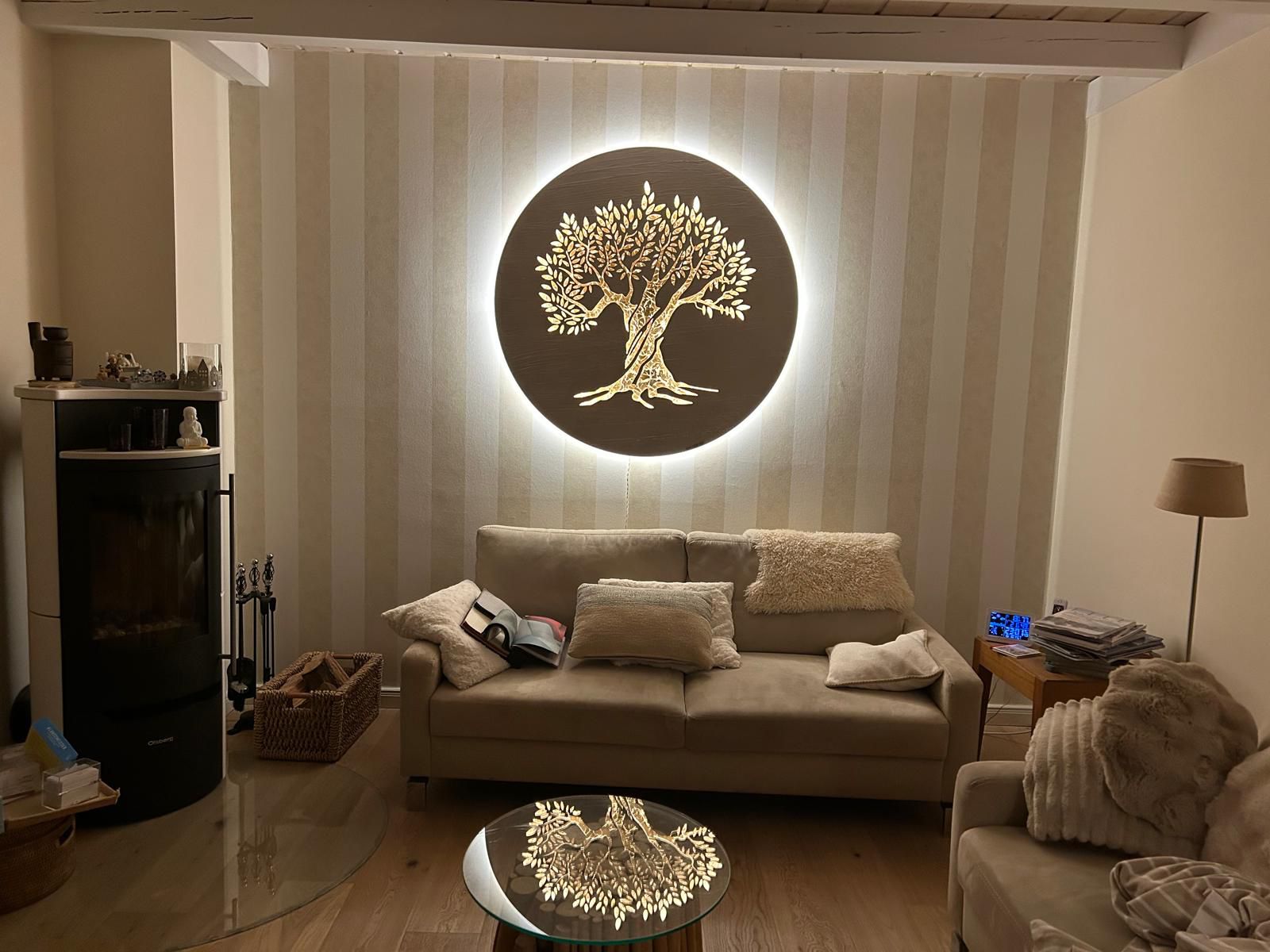 Energiebaum in Perlmuttweiß Dezente Struktur mit Baum Gold, Ø 120 cm, beleuchtet