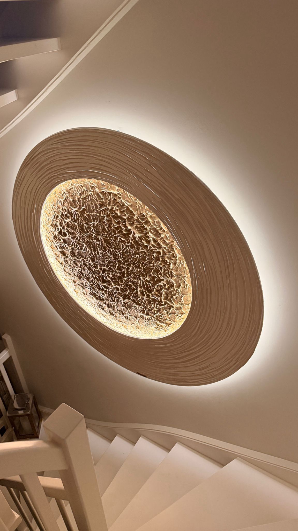 Megamond in Perlmuttweiß Relief mit Mond Gold Klassisch, Ø 140 cm, beleuchtet