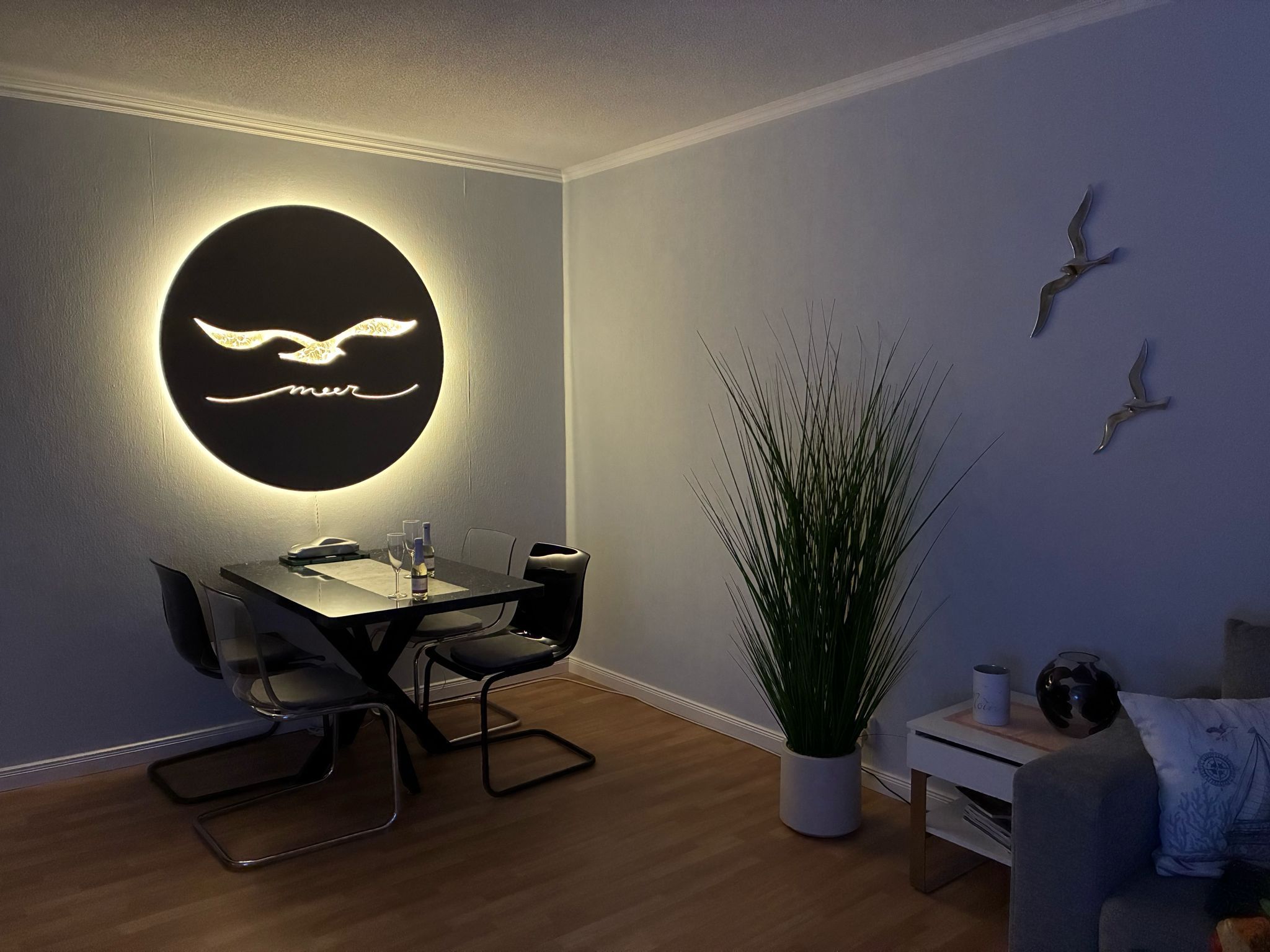 Möwe in Steingrau mit Motiv Champagner, Ø 120 cm, beleuchtet