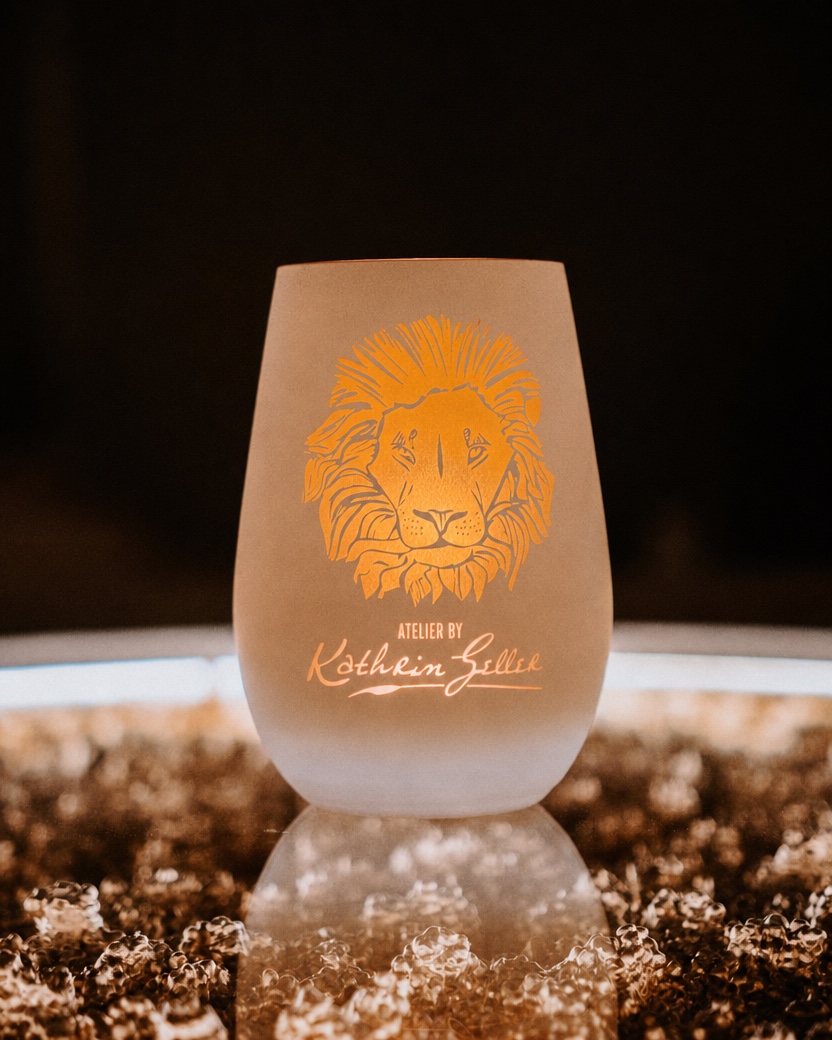 Teelicht Löwe Weiß/Gold von Kathrin Geller
