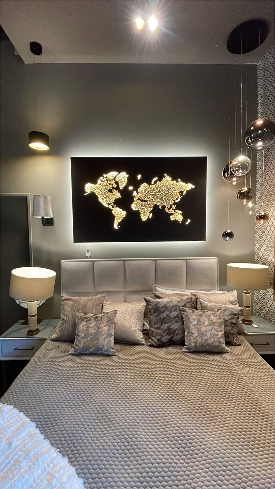 Beleuchtete Weltkarte in Gold über dem Bett in einem Schlafzimmer, aus dem Atelier Kathrin Geller