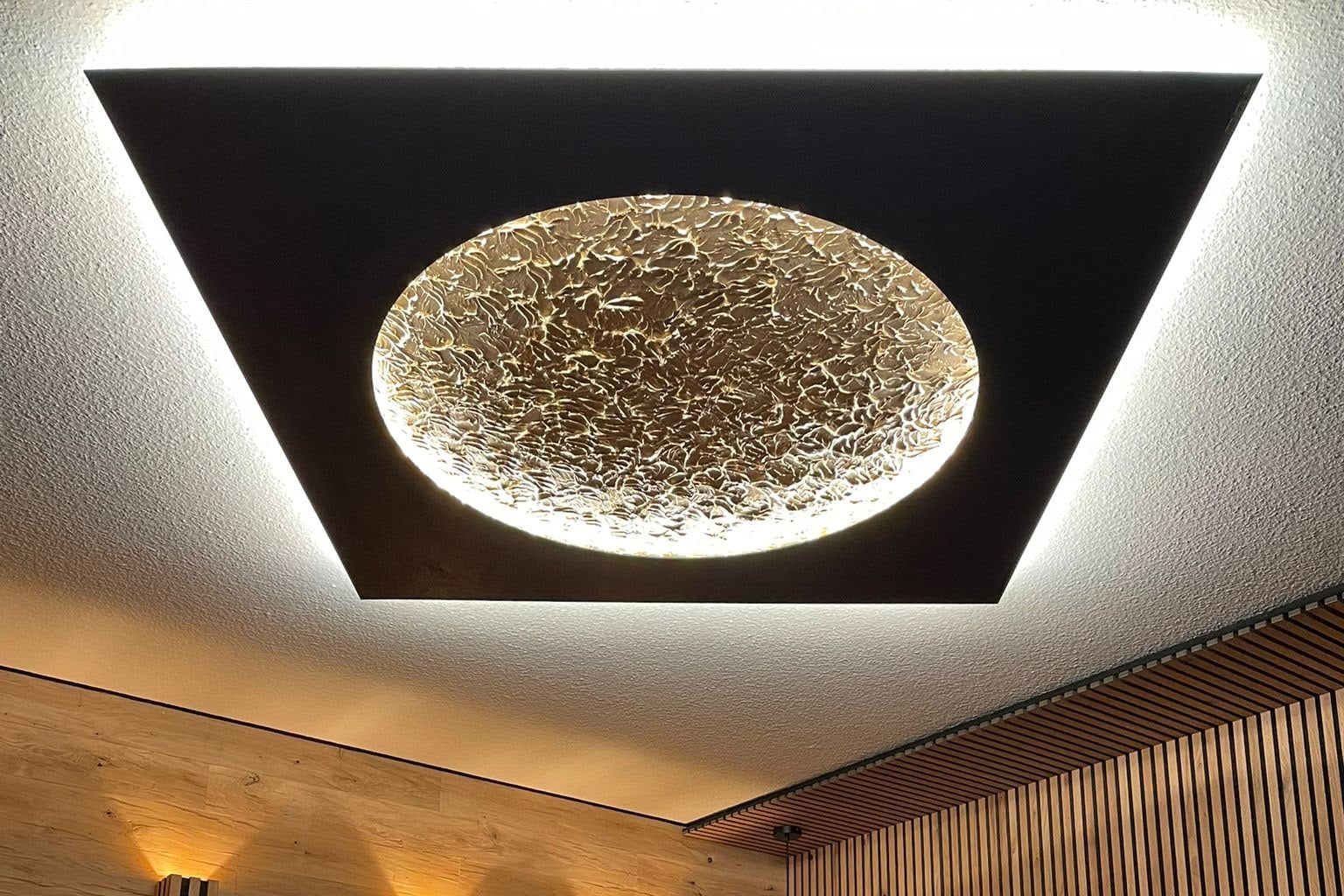 Kategorie Deckenkunstwerke, Lichtkunstwerk aus dem Atelier Kathrin Geller
