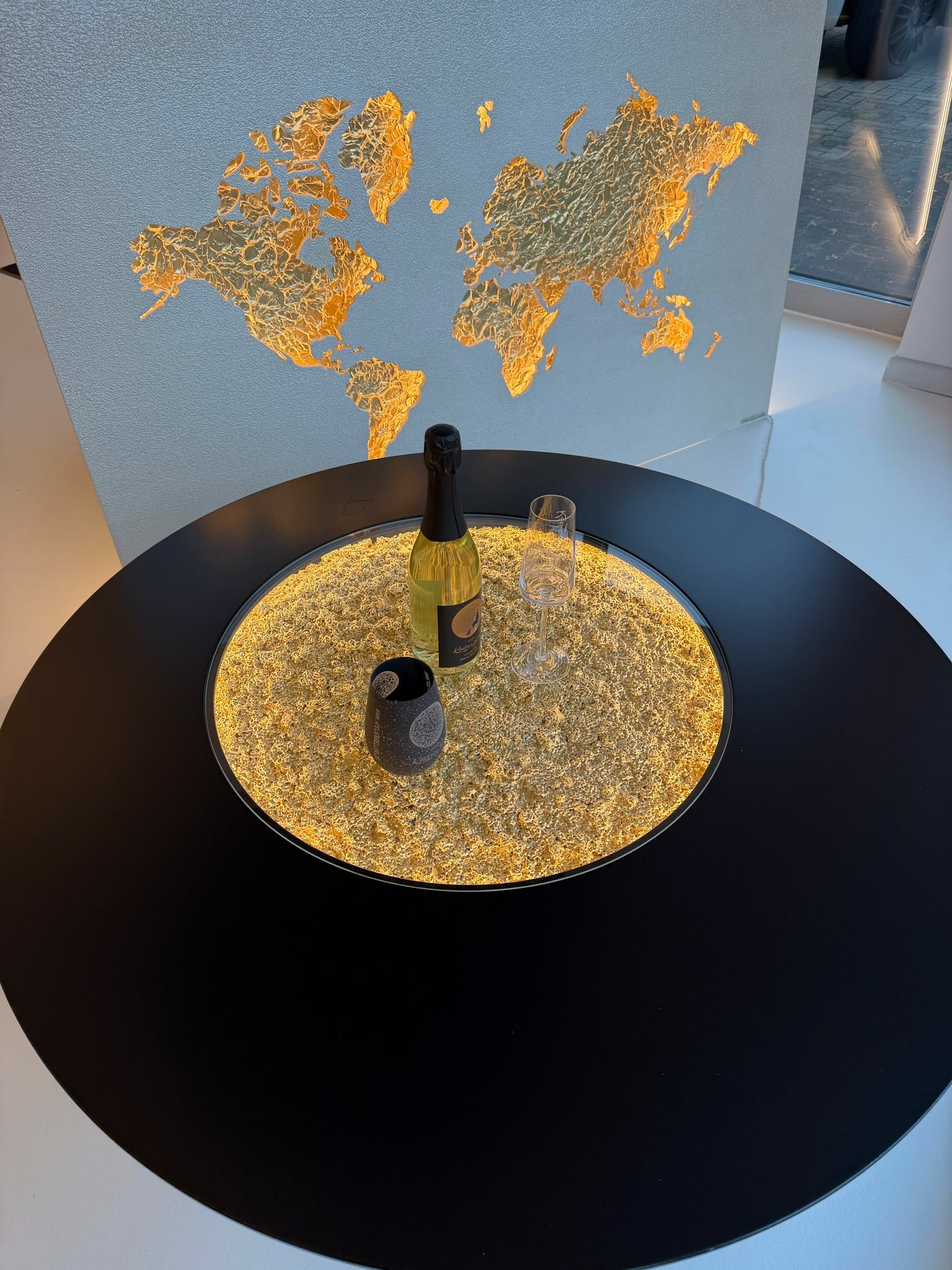 Megamond Couchtisch von oben, goldener Mond in schwarzer Platte