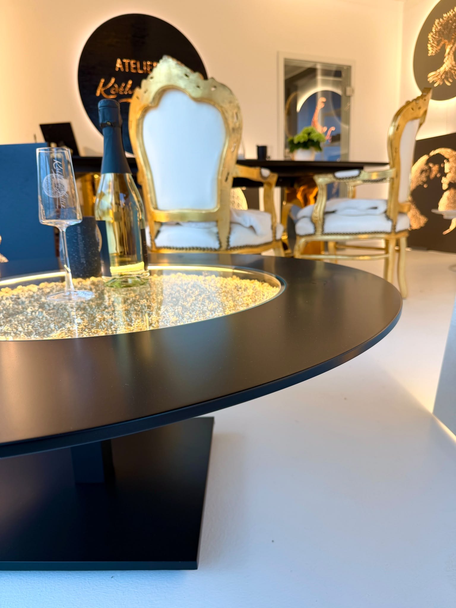 Megamond Couchtisch in Mattschwarz mit Stühlen im Atelier