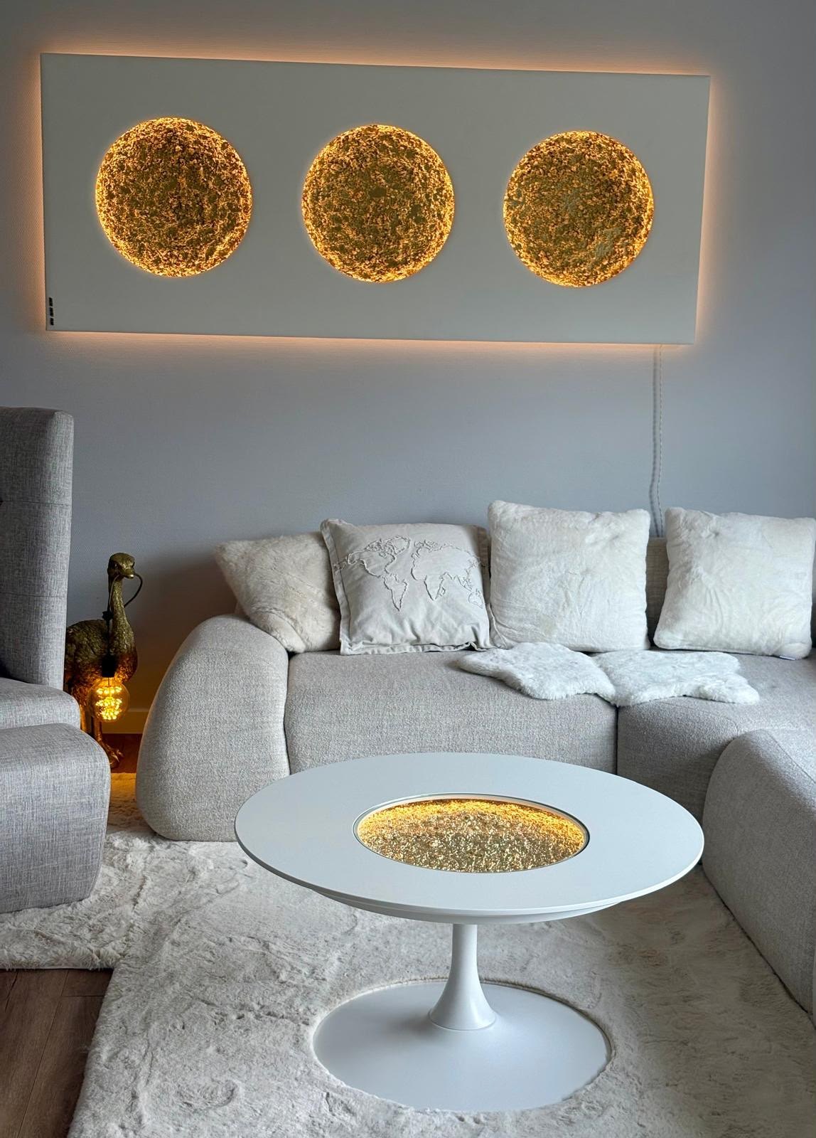 Megamond Tisch als Couchtisch vor einer hellen Sofalandschaft