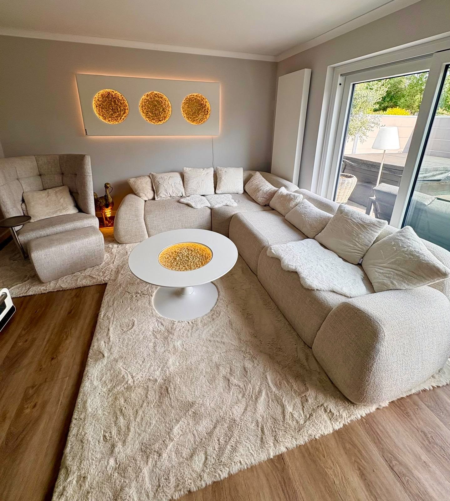 Megamond Tisch im Wohnzimmer, an der Wand drei Megamonde