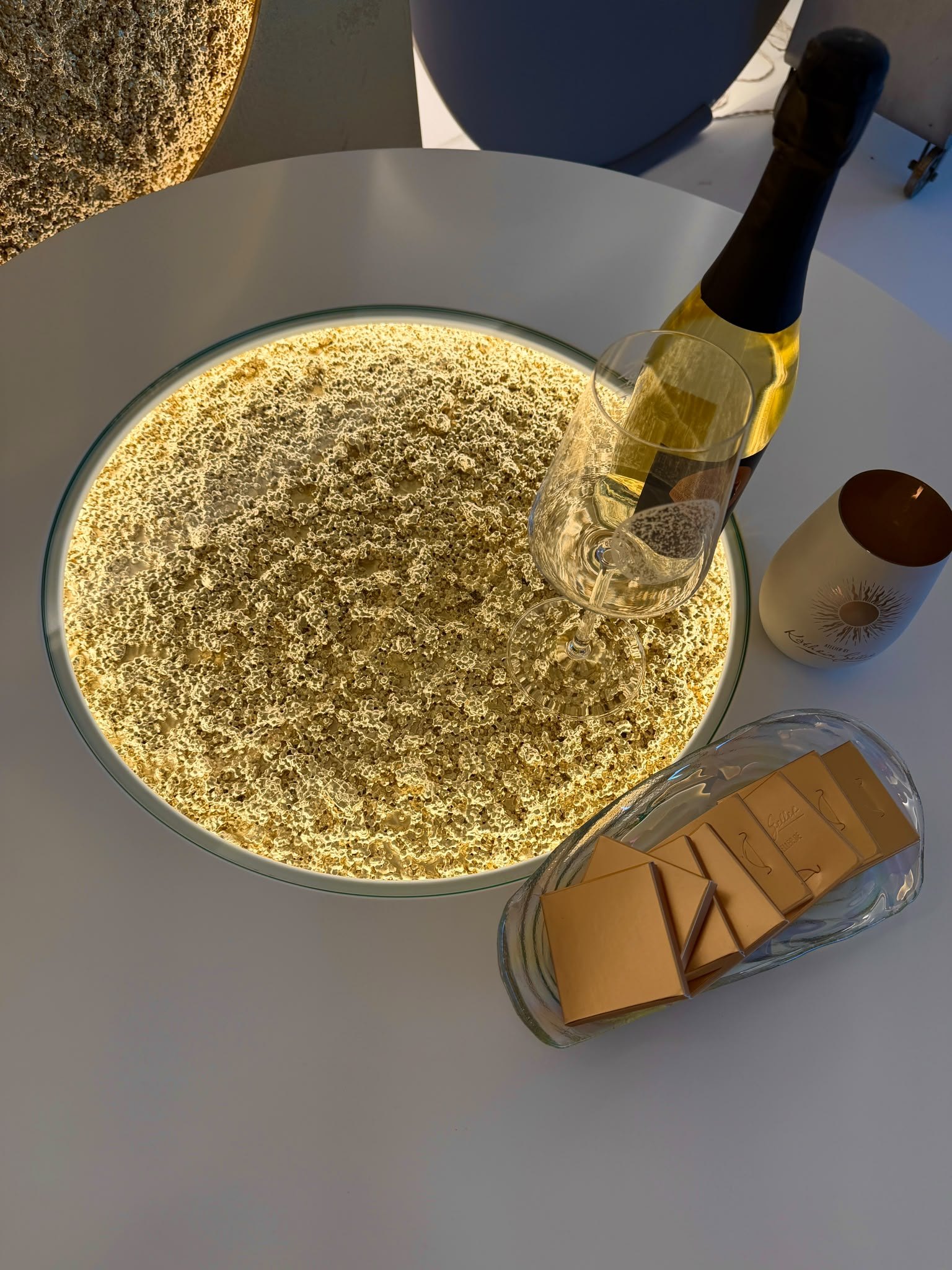 Nahaufnahme des goldenen Megamonds in der Tischplatte