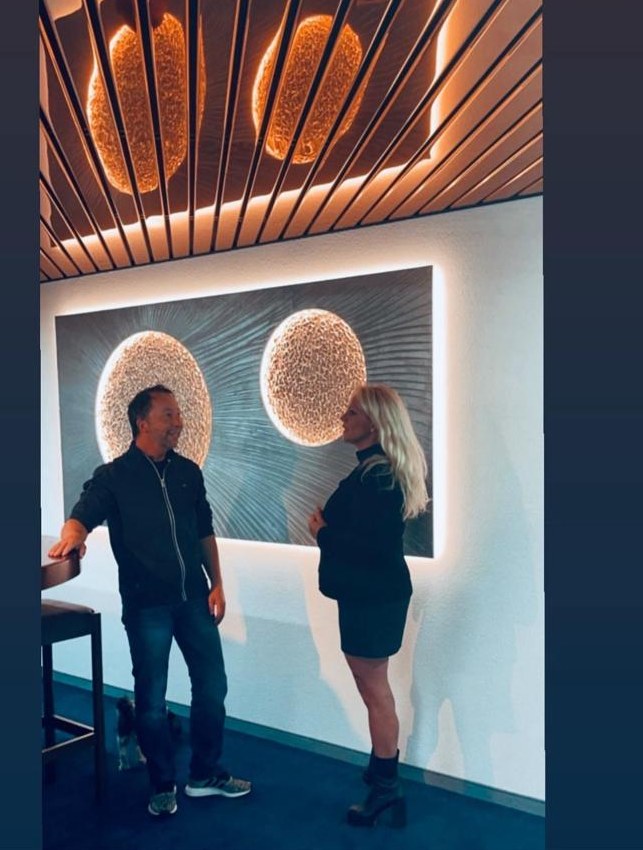 DJ BoBo und Kathrin Geller neben dem leuchtenden Werk