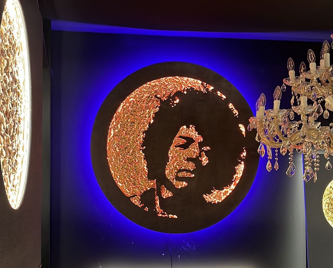 Porträt von Jimi Hendrix als Lichtkunstwerk mit blauem Licht