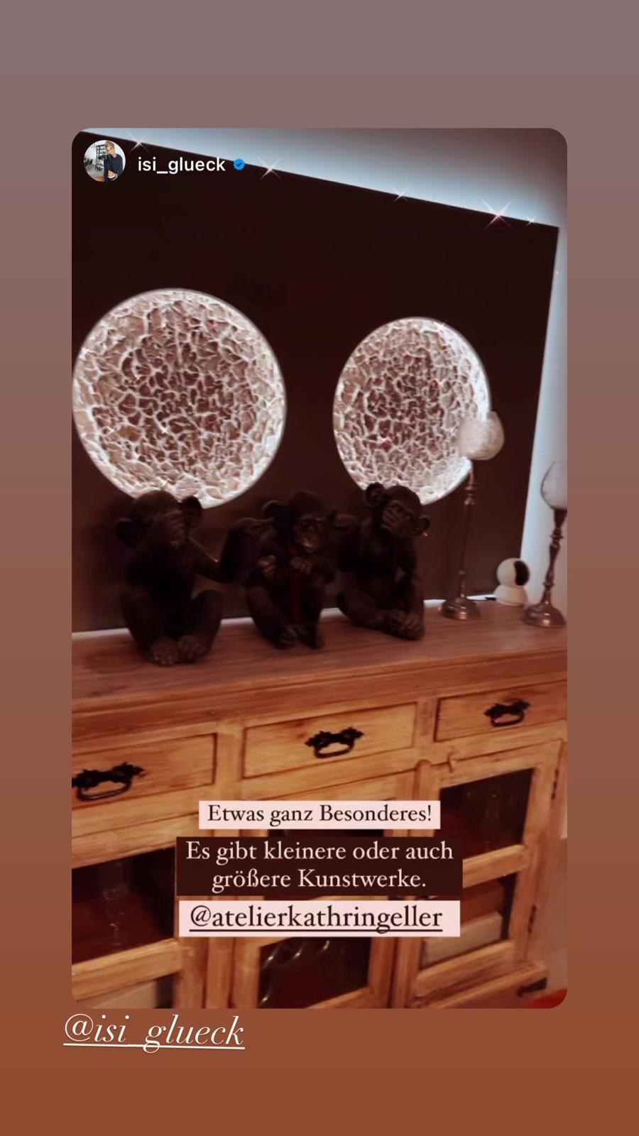 Zwei leuchtende Monde über einer Kommode, aus Isi Glücks Instagram-Story
