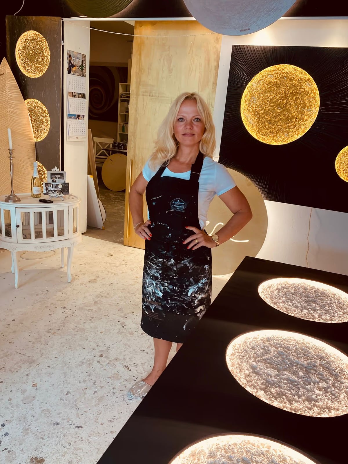Kathrin Geller in ihrem Atelier in Busdorf, um sie herum beleuchtete Monde