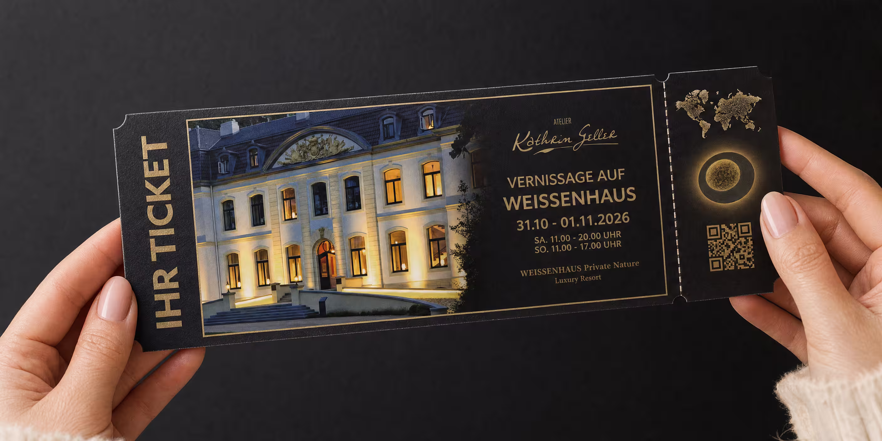 Zwei Hände halten das schwarz-goldene Ticket zur Vernissage auf Weissenhaus.