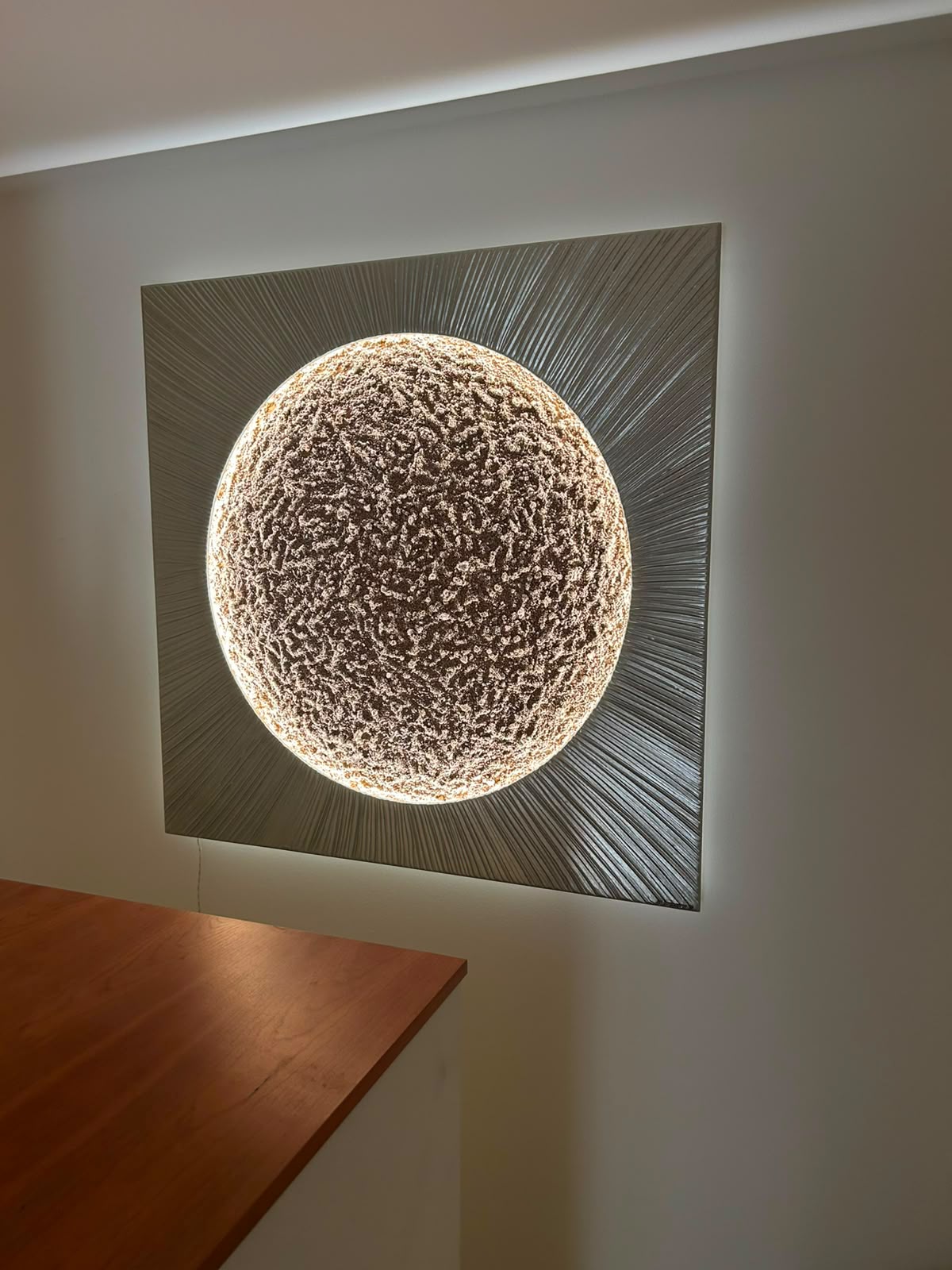 Sonnenmond in Champagner Strahlen mit Mond Bronze Klassisch, 110 x 110 cm, beleuchtet