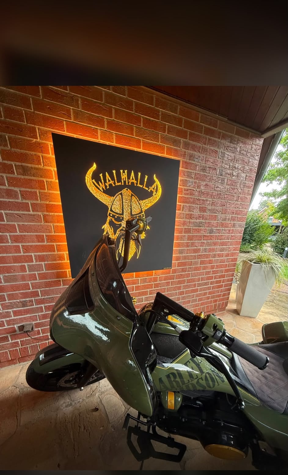 Logokunstwerk mit Logo Gold, beleuchtet, auf der Terrasse