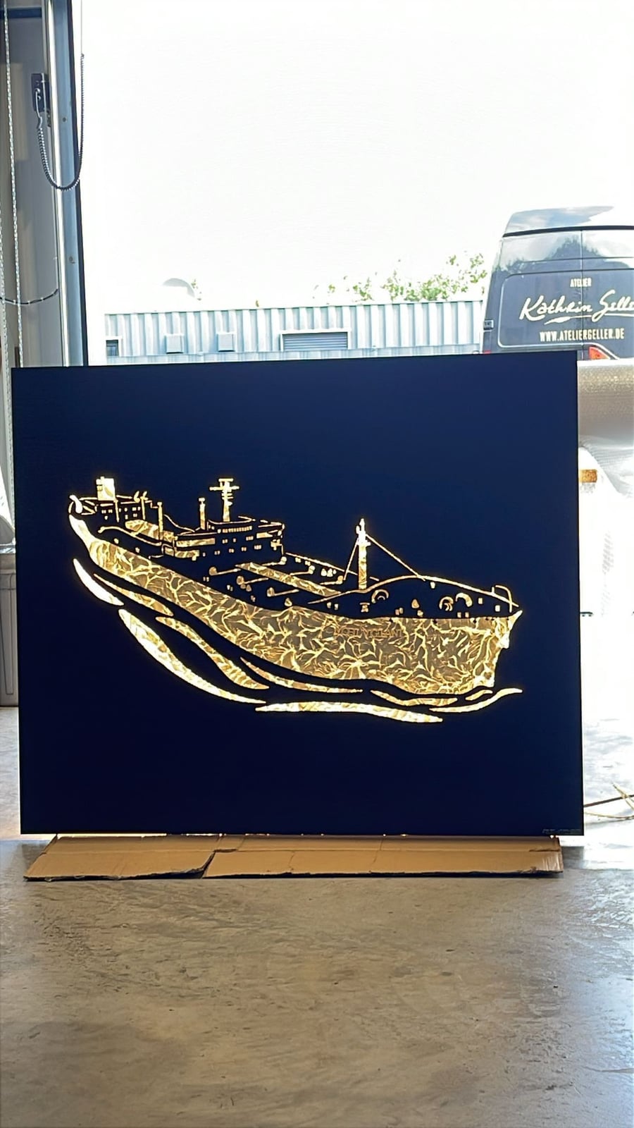Motiv Frachtschiff in Maritimblau mit Motiv Gold, beleuchtet