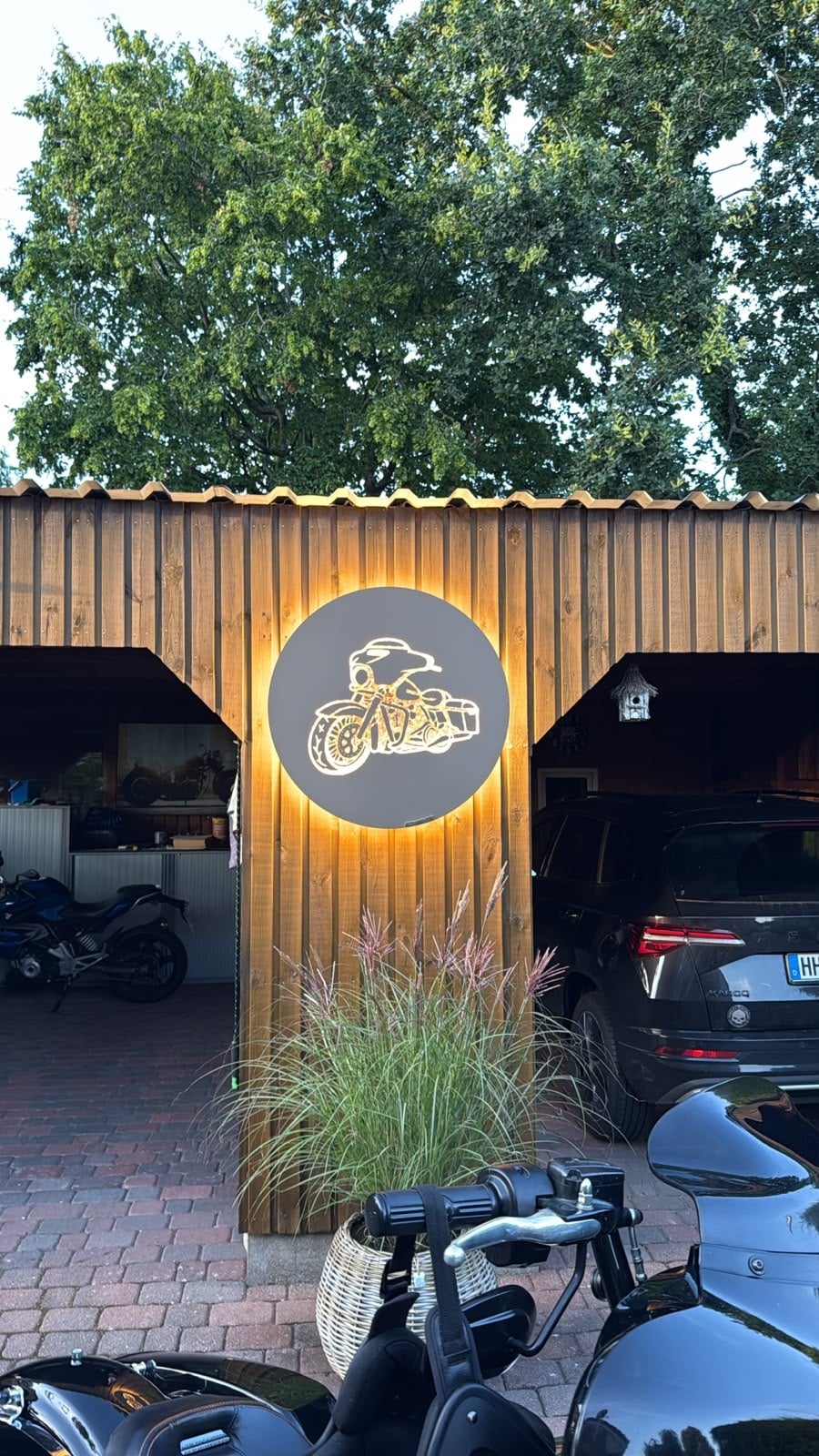 Motiv Motorrad mit Motiv Gold, rund, beleuchtet, am Carport