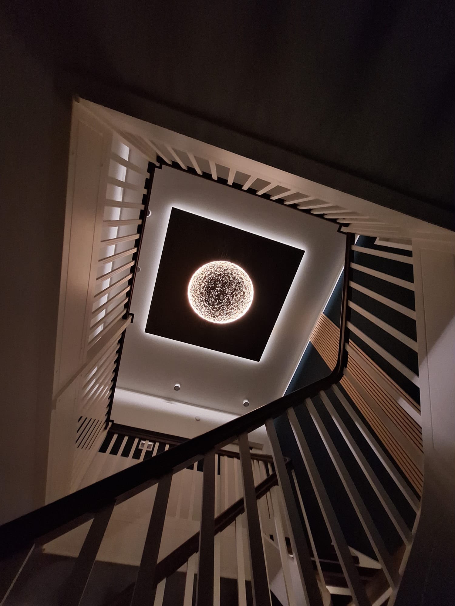 Sonnenmond in Mattschwarz mit Mond Gold Klassisch, 300 x 300 cm, beleuchtet, an der Decke