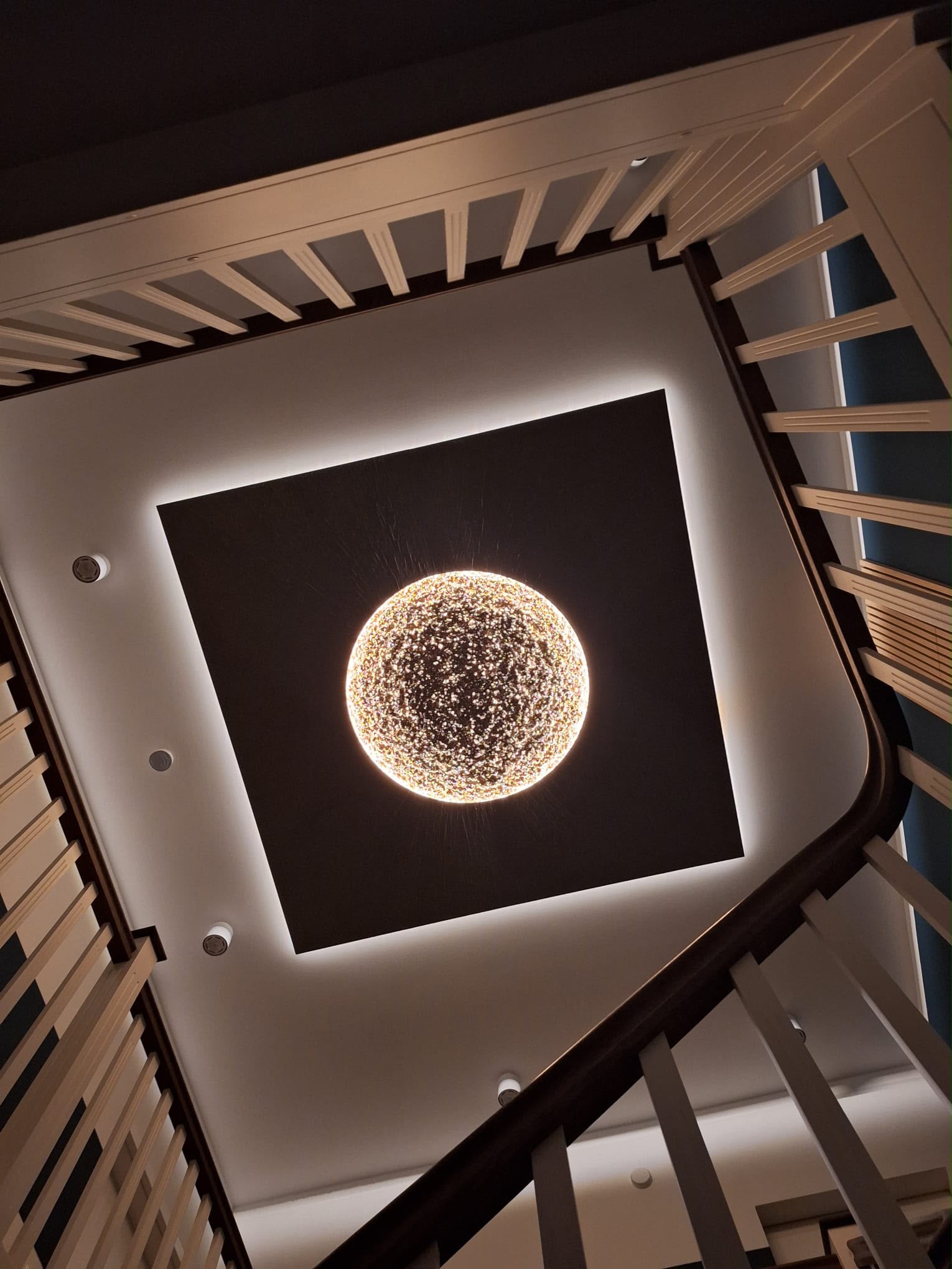 Sonnenmond in Mattschwarz mit Mond Gold Klassisch, 300 x 300 cm, beleuchtet, an der Decke