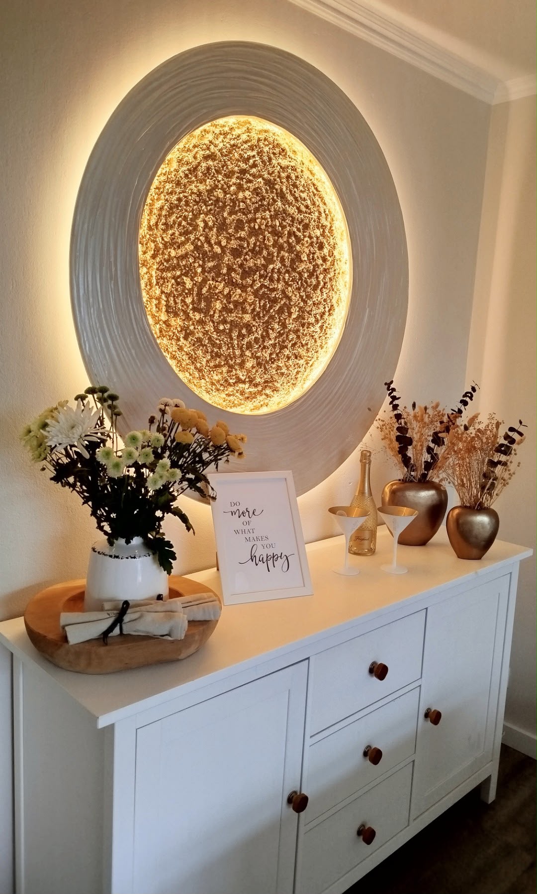 Megamond in Perlmuttweiß Relief mit Mond Gold Klassisch, Ø 120 cm, beleuchtet über einem Sideboard